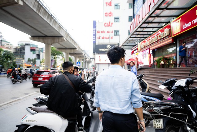 Cận cảnh cửa h&agrave;ng Bảo T&iacute;n Minh Ch&acirc;u v&agrave;o l&uacute;c n&agrave;y: Nhiều cảnh s&aacute;t xuất hiện, h&agrave;ng loạt th&ugrave;ng carton được thu giữ- Ảnh 11.