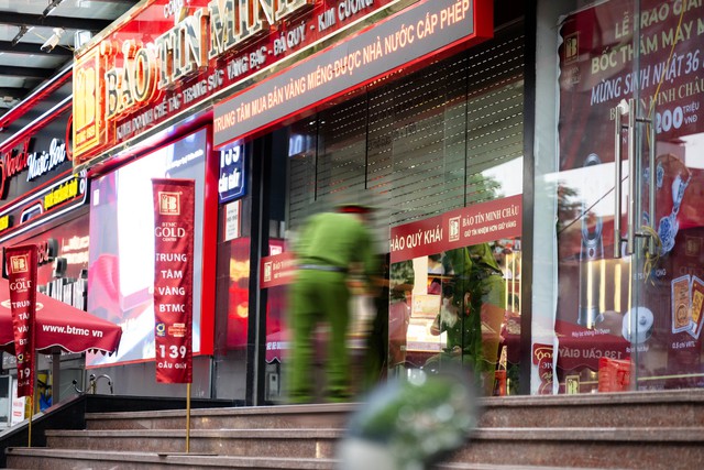 Cận cảnh cửa h&agrave;ng Bảo T&iacute;n Minh Ch&acirc;u v&agrave;o l&uacute;c n&agrave;y: Nhiều cảnh s&aacute;t xuất hiện, h&agrave;ng loạt th&ugrave;ng carton được thu giữ- Ảnh 13.