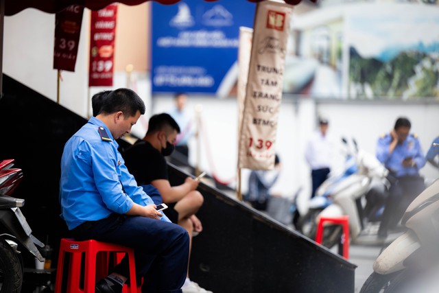 Cận cảnh cửa h&agrave;ng Bảo T&iacute;n Minh Ch&acirc;u v&agrave;o l&uacute;c n&agrave;y: Nhiều cảnh s&aacute;t xuất hiện, h&agrave;ng loạt th&ugrave;ng carton được thu giữ- Ảnh 14.