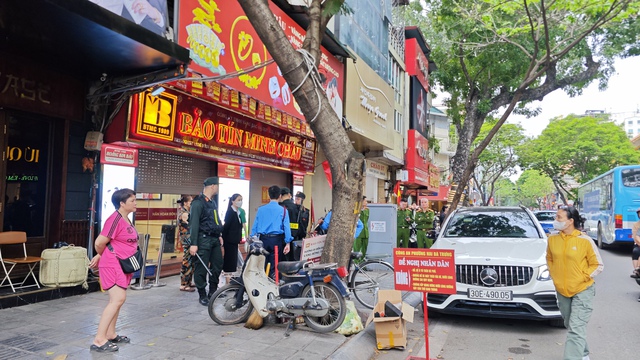 Cận cảnh cửa h&agrave;ng Bảo T&iacute;n Minh Ch&acirc;u v&agrave;o l&uacute;c n&agrave;y: Nhiều cảnh s&aacute;t xuất hiện, h&agrave;ng loạt th&ugrave;ng carton được thu giữ- Ảnh 4.