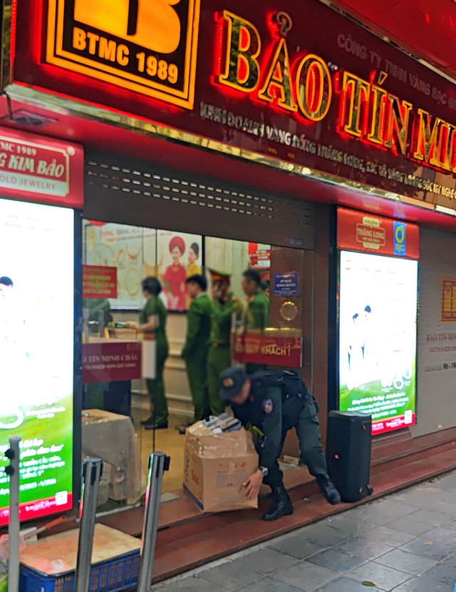 Cận cảnh cửa h&agrave;ng Bảo T&iacute;n Minh Ch&acirc;u v&agrave;o l&uacute;c n&agrave;y: Nhiều cảnh s&aacute;t xuất hiện, h&agrave;ng loạt th&ugrave;ng carton được thu giữ- Ảnh 5.