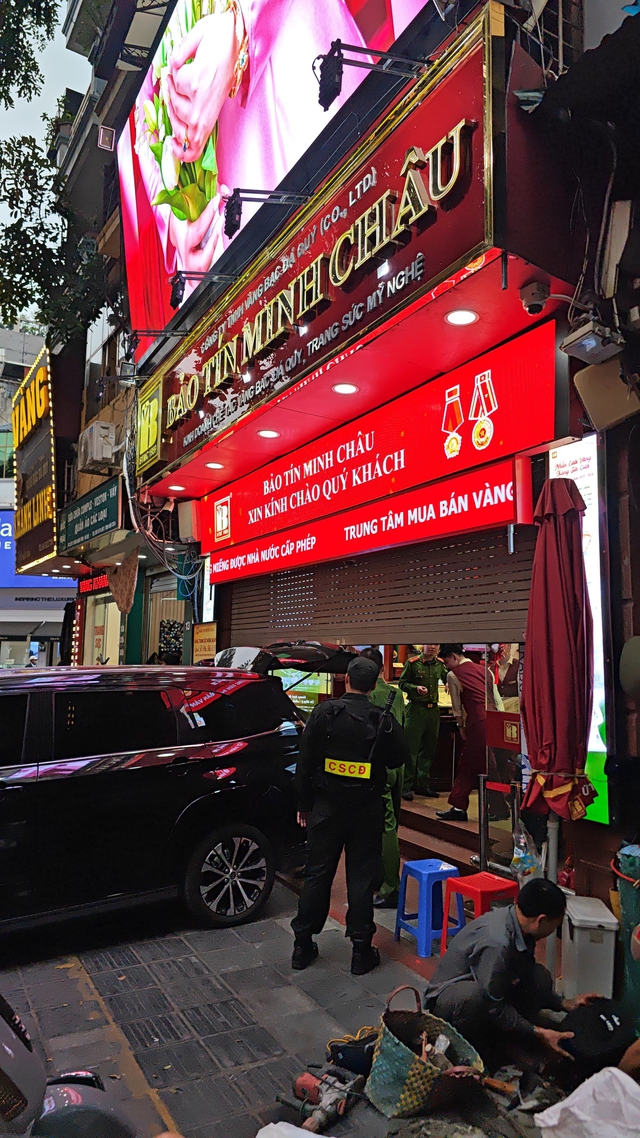 Cận cảnh cửa h&agrave;ng Bảo T&iacute;n Minh Ch&acirc;u v&agrave;o l&uacute;c n&agrave;y: Nhiều cảnh s&aacute;t xuất hiện, h&agrave;ng loạt th&ugrave;ng carton được thu giữ- Ảnh 8.