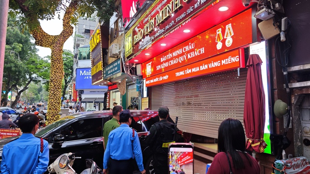 Cận cảnh cửa h&agrave;ng Bảo T&iacute;n Minh Ch&acirc;u v&agrave;o l&uacute;c n&agrave;y: Nhiều cảnh s&aacute;t xuất hiện, h&agrave;ng loạt th&ugrave;ng carton được thu giữ- Ảnh 7.
