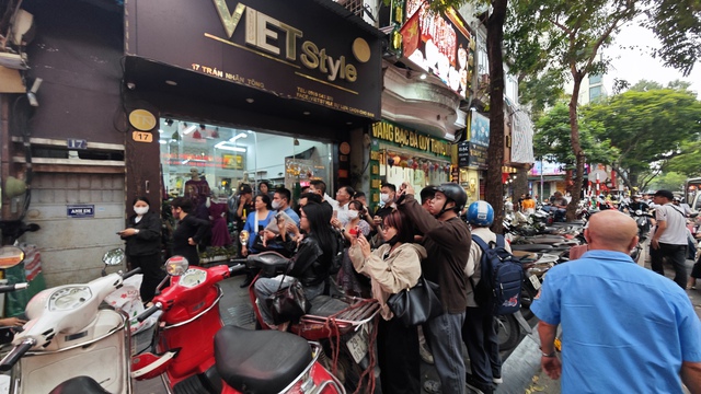 Cận cảnh cửa h&agrave;ng Bảo T&iacute;n Minh Ch&acirc;u v&agrave;o l&uacute;c n&agrave;y: Nhiều cảnh s&aacute;t xuất hiện, h&agrave;ng loạt th&ugrave;ng carton được thu giữ- Ảnh 6.