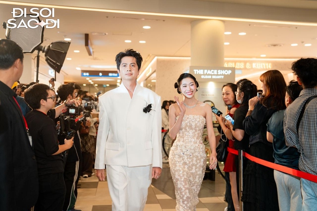 Thảm đỏ HOT nhất h&ocirc;m nay: Thanh Thủy - Nh&atilde; Phương đẹp ph&aacute;t s&aacute;ng, 1 mỹ nh&acirc;n &ldquo;cưa sừng l&agrave;m ngh&eacute;&rdquo; ăn mặc chẳng giống ai- Ảnh 15.