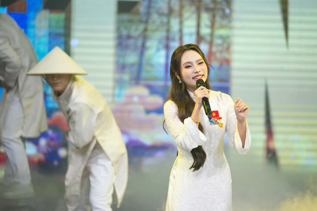 Khoảnh khắc "chiếm spotlight": H&ograve;a Minzy - Đức Ph&uacute;c - Phương Mỹ Chi đ&aacute;ng y&ecirc;u b&ecirc;n Cục trưởng Xu&acirc;n Bắc- Ảnh 3.