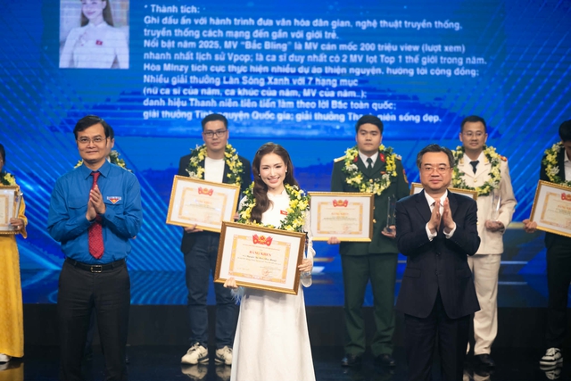 Khoảnh khắc "chiếm spotlight": H&ograve;a Minzy - Đức Ph&uacute;c - Phương Mỹ Chi đ&aacute;ng y&ecirc;u b&ecirc;n Cục trưởng Xu&acirc;n Bắc- Ảnh 5.