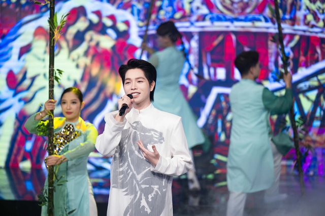 Khoảnh khắc "chiếm spotlight": H&ograve;a Minzy - Đức Ph&uacute;c - Phương Mỹ Chi đ&aacute;ng y&ecirc;u b&ecirc;n Cục trưởng Xu&acirc;n Bắc- Ảnh 4.