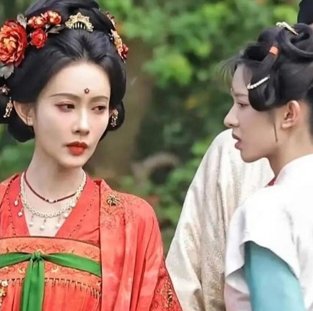 Ai bắt mỹ nh&acirc;n n&agrave;y ăn cơm gi&ugrave;m với: Người gầy như bộ xương, eo nhỏ hơn bảng t&ecirc;n, gi&oacute; thổi nhẹ cũng bay- Ảnh 4.