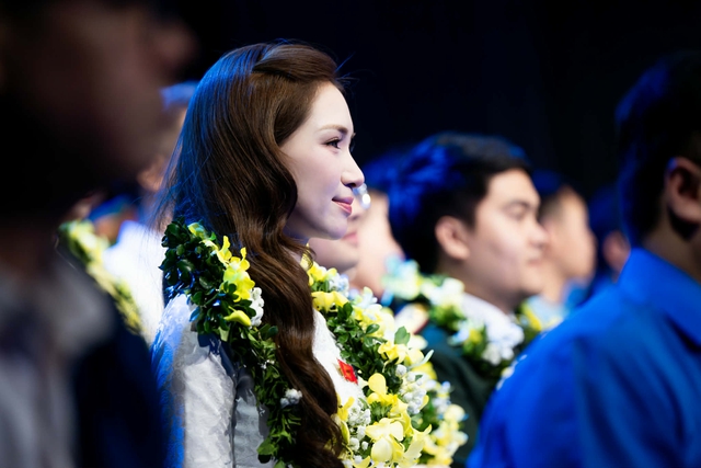 Khoảnh khắc "chiếm spotlight": H&ograve;a Minzy - Đức Ph&uacute;c - Phương Mỹ Chi đ&aacute;ng y&ecirc;u b&ecirc;n Cục trưởng Xu&acirc;n Bắc- Ảnh 6.