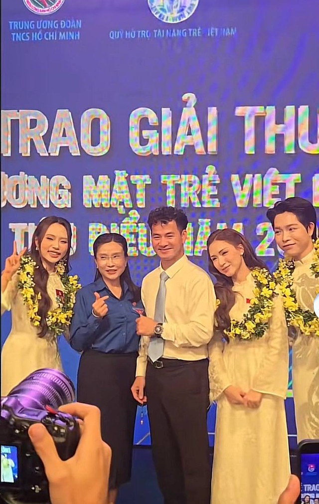 Khoảnh khắc "chiếm spotlight": H&ograve;a Minzy - Đức Ph&uacute;c - Phương Mỹ Chi đ&aacute;ng y&ecirc;u b&ecirc;n Cục trưởng Xu&acirc;n Bắc- Ảnh 1.