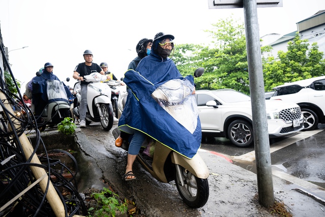 Cầu Long Bi&ecirc;n tạm dừng, Chương Dương qu&aacute; tải: Người d&acirc;n mệt mỏi ch&ocirc;n ch&acirc;n giữa d&ograve;ng xe &ugrave;n tắc- Ảnh 8.