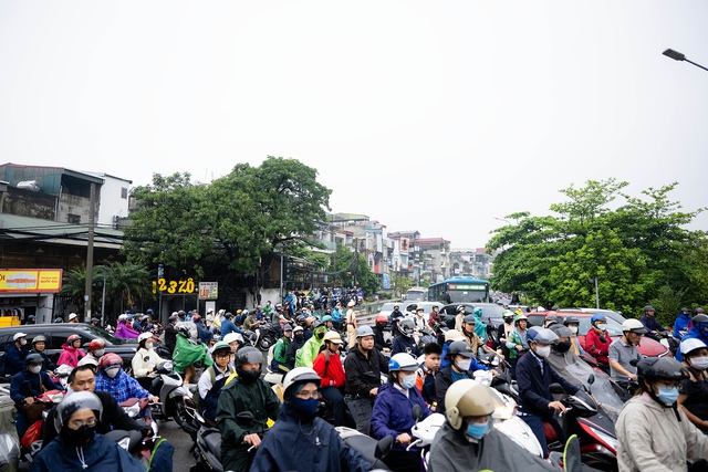 Cầu Long Bi&ecirc;n tạm dừng, Chương Dương qu&aacute; tải: Người d&acirc;n mệt mỏi ch&ocirc;n ch&acirc;n giữa d&ograve;ng xe &ugrave;n tắc- Ảnh 17.