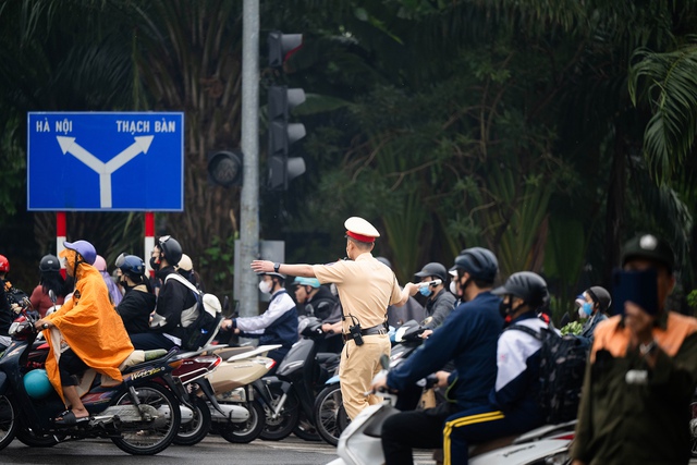 Cầu Long Bi&ecirc;n tạm dừng, Chương Dương qu&aacute; tải: Người d&acirc;n mệt mỏi ch&ocirc;n ch&acirc;n giữa d&ograve;ng xe &ugrave;n tắc- Ảnh 6.