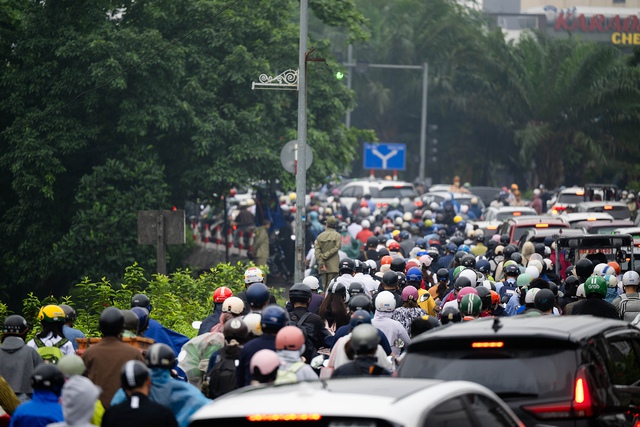 Cầu Long Bi&ecirc;n tạm dừng, Chương Dương qu&aacute; tải: Người d&acirc;n mệt mỏi ch&ocirc;n ch&acirc;n giữa d&ograve;ng xe &ugrave;n tắc- Ảnh 2.