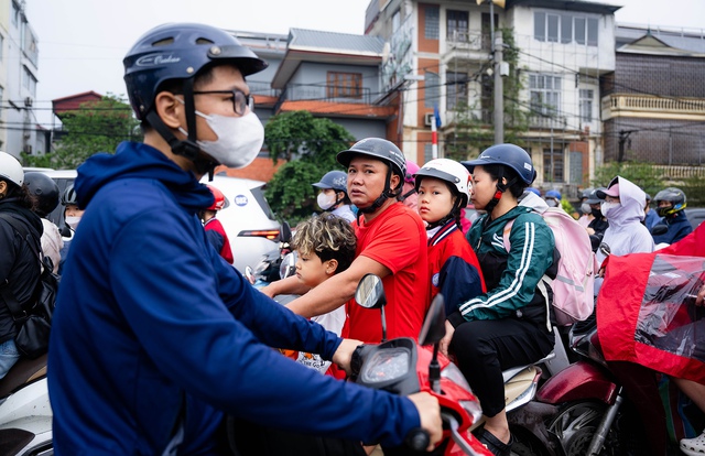 Cầu Long Bi&ecirc;n tạm dừng, Chương Dương qu&aacute; tải: Người d&acirc;n mệt mỏi ch&ocirc;n ch&acirc;n giữa d&ograve;ng xe &ugrave;n tắc- Ảnh 10.