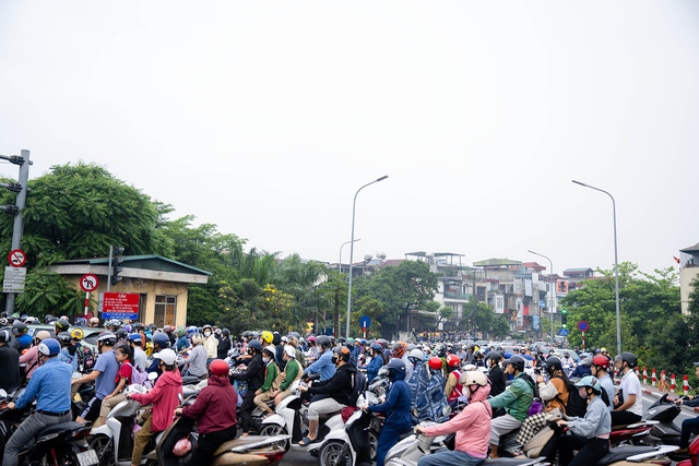 Cầu Long Bi&ecirc;n tạm dừng, Chương Dương qu&aacute; tải: Người d&acirc;n mệt mỏi ch&ocirc;n ch&acirc;n giữa d&ograve;ng xe &ugrave;n tắc- Ảnh 15.