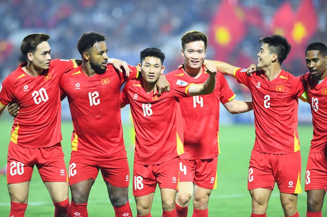 Thắng 3-1, ĐT Việt Nam khiến Malaysia 12 năm nếm m&ugrave;i thất bại tr&ecirc;n s&acirc;n kh&aacute;ch - Ảnh 5.