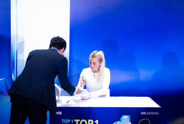 Cận cảnh nhan sắc xinh đẹp của nữ hoàng Pickleball Anna Leigh Waters: Tươi rói đội nón lá, tự phát âm tên tiếng Việt cực yêu!- Ảnh 4. Cận cảnh nhan sắc xinh đẹp của nữ hoàng Pickleball Anna Leigh Waters: Tươi rói đội nón lá, tự phát âm tên tiếng Việt cực yêu!- Ảnh 4.