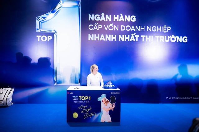 Cận cảnh nhan sắc xinh đẹp của nữ hoàng Pickleball Anna Leigh Waters: Tươi rói đội nón lá, tự phát âm tên tiếng Việt cực yêu!- Ảnh 3. Cận cảnh nhan sắc xinh đẹp của nữ hoàng Pickleball Anna Leigh Waters: Tươi rói đội nón lá, tự phát âm tên tiếng Việt cực yêu!- Ảnh 3.