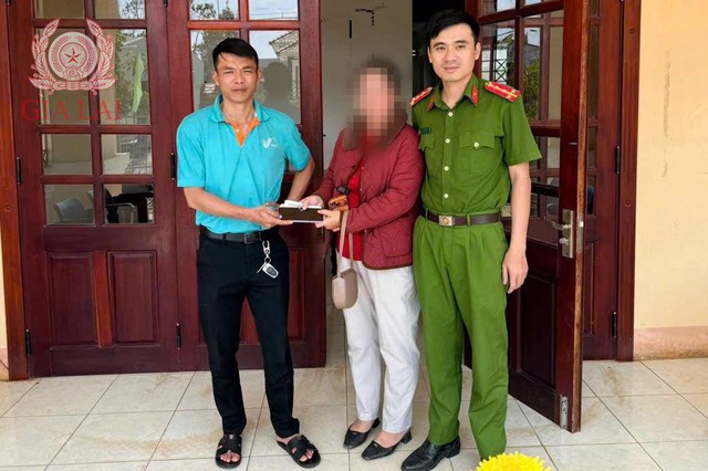 T&agrave;i xế taxi ph&aacute;t hiện nhẫn kim cương 100 triệu đồng c&ugrave;ng loạt giấy tờ nằm chơ vơ tr&ecirc;n xe, c&ocirc;ng an d&ugrave;ng c&aacute;c biện ph&aacute;p nghiệp vụ v&agrave;o cuộc- Ảnh 1.