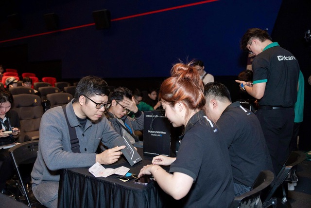 1h s&aacute;ng nhận Galaxy S26 tại rạp chiếu phim: Ho&agrave;ng H&agrave; Mobile biến đ&ecirc;m mở b&aacute;n th&agrave;nh &ldquo;date night&rdquo; đ&uacute;ng nghĩa- Ảnh 5.