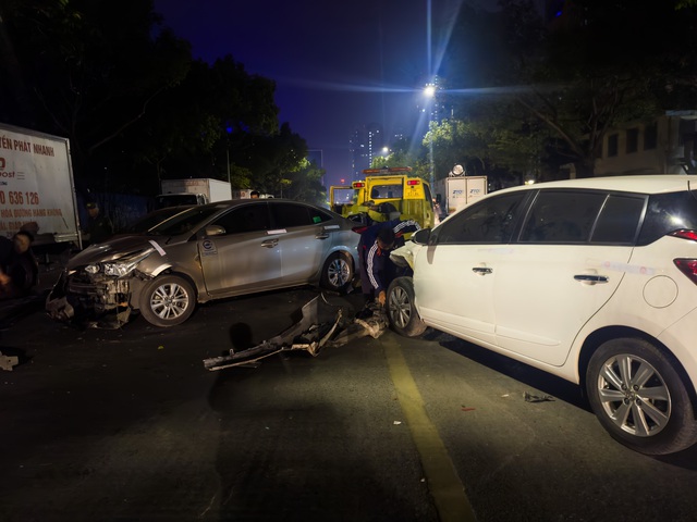 Hiện trường ô tô tông liên hoàn ở Hà Nội, 7 xe hư hỏng nằm giữa phố, nhiều người bị thương- Ảnh 18.