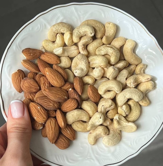 Phụ nữ sau 30 tuổi n&ecirc;n chăm ăn 5 loại hạt để "gi&agrave; chậm", dẻo dai: T&oacute;c d&agrave;y, da trắng mịn, miễn dịch khỏe- Ảnh 2.