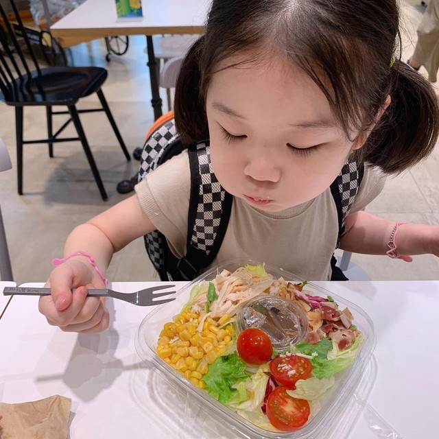 B&eacute; trai 12 tuổi ung thư đại trực tr&agrave;ng giai đoạn cuối, b&aacute;c sĩ: Bố mẹ l&agrave; "ĐỒNG PHẠM", chiều qu&aacute; ho&aacute; hại con- Ảnh 3.