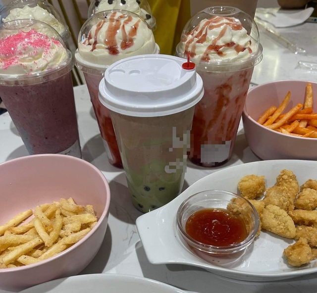 B&eacute; trai 12 tuổi ung thư đại trực tr&agrave;ng giai đoạn cuối, b&aacute;c sĩ: Bố mẹ l&agrave; "ĐỒNG PHẠM", chiều qu&aacute; ho&aacute; hại con- Ảnh 2.