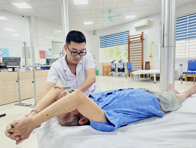 Ng&agrave;y c&agrave;ng nhiều người bị vi&ecirc;m quanh khớp vai, Bệnh viện Bạch Mai đưa ra giải ph&aacute;p kh&ocirc;ng cần phẫu thuật, cải thiện sau 5-7 ng&agrave;y- Ảnh 3.