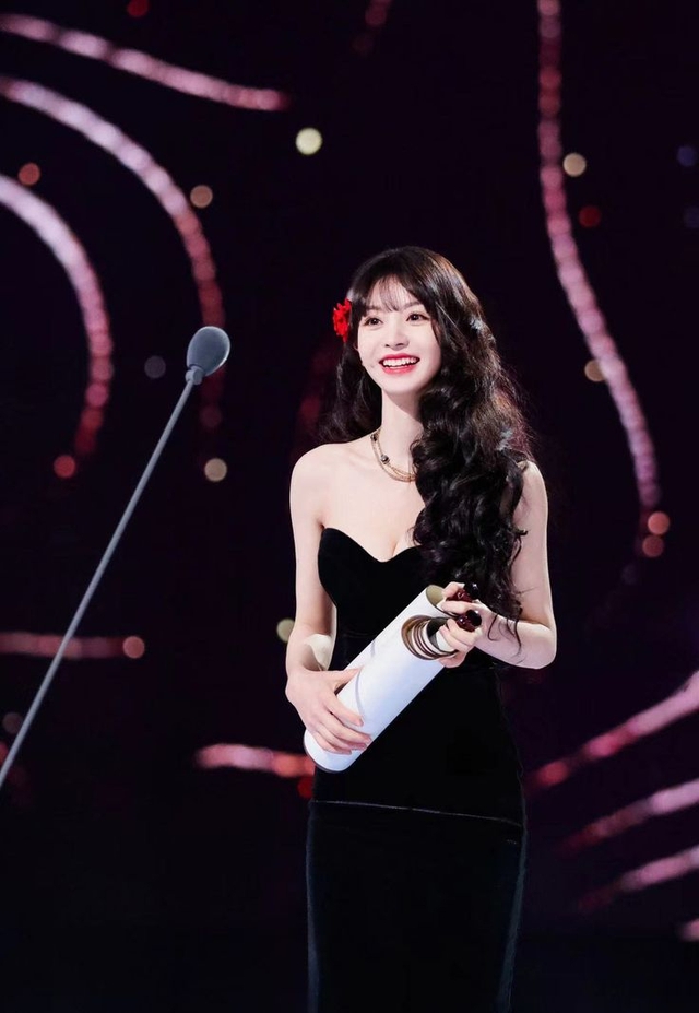 Showbiz c&oacute; mỹ nh&acirc;n &ldquo;mặt học sinh body phụ huynh&rdquo;: Mặc đẹp kh&ocirc;ng trượt lần n&agrave;o, xuất hiện ở đ&acirc;u th&igrave; nơi đ&oacute; như Milano- Ảnh 2.