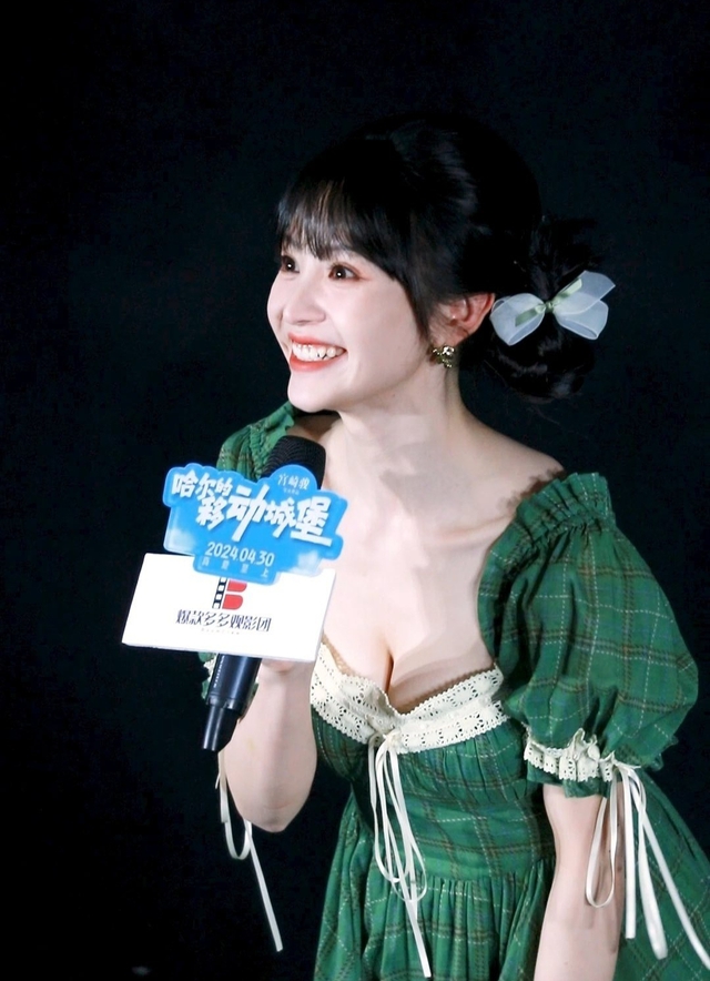 Showbiz c&oacute; mỹ nh&acirc;n &ldquo;mặt học sinh body phụ huynh&rdquo;: Mặc đẹp kh&ocirc;ng trượt lần n&agrave;o, xuất hiện ở đ&acirc;u th&igrave; nơi đ&oacute; như Milano- Ảnh 3.