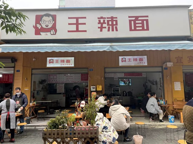 Ca sĩ "c&agrave;n qu&eacute;t" 5 t&ocirc; m&igrave; ở qu&aacute;n lề đường, qu&aacute;n ăn v&ocirc; danh bất ngờ vỡ trận đến mức phải ho&agrave;n tiền - Ảnh 8.