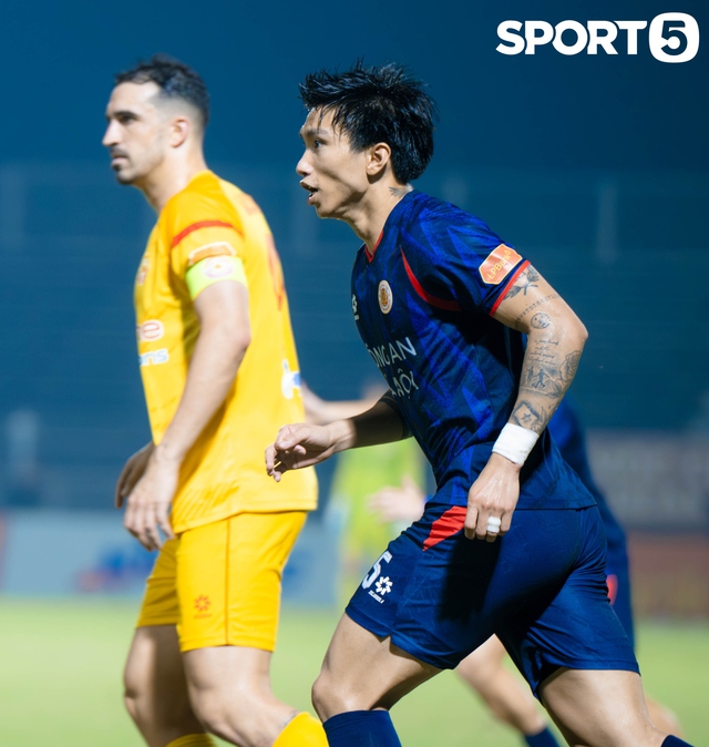 Văn Hậu đưa con trai xuống s&acirc;n b&oacute;ng chơi đ&ugrave;a, Do&atilde;n Hải My kh&ocirc;ng giống như mọi lần - Ảnh 14.