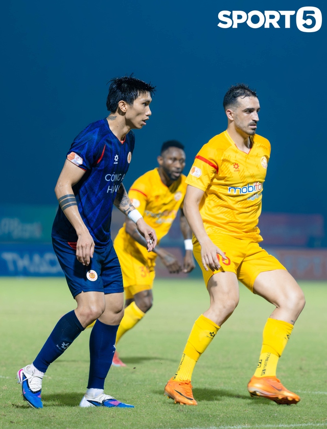 Văn Hậu đưa con trai xuống s&acirc;n b&oacute;ng chơi đ&ugrave;a, Do&atilde;n Hải My kh&ocirc;ng giống như mọi lần - Ảnh 15.