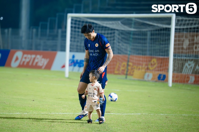 Văn Hậu đưa con trai xuống s&acirc;n b&oacute;ng chơi đ&ugrave;a, Do&atilde;n Hải My kh&ocirc;ng giống như mọi lần - Ảnh 7.