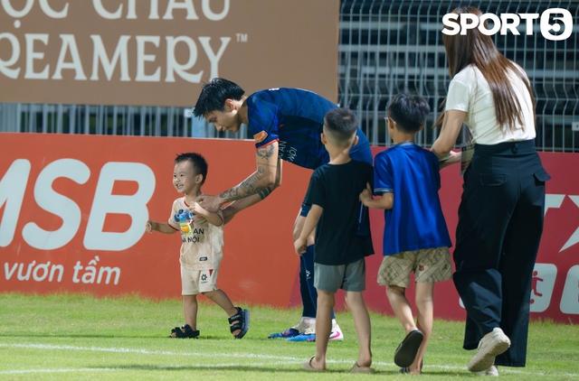 Văn Hậu đưa con trai xuống s&acirc;n b&oacute;ng chơi đ&ugrave;a, Do&atilde;n Hải My kh&ocirc;ng giống như mọi lần - Ảnh 10.