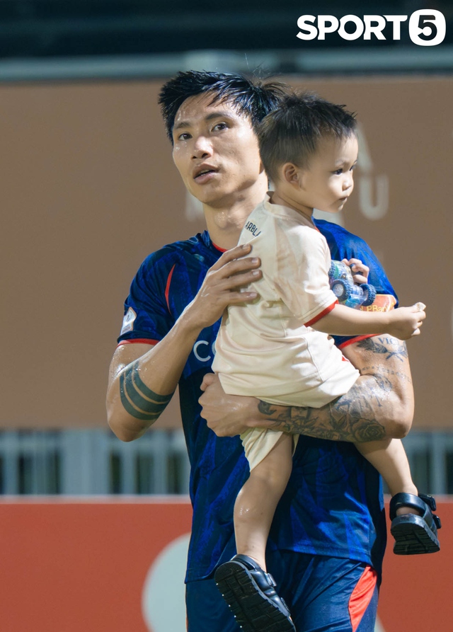 Văn Hậu đưa con trai xuống s&acirc;n b&oacute;ng chơi đ&ugrave;a, Do&atilde;n Hải My kh&ocirc;ng giống như mọi lần - Ảnh 2.