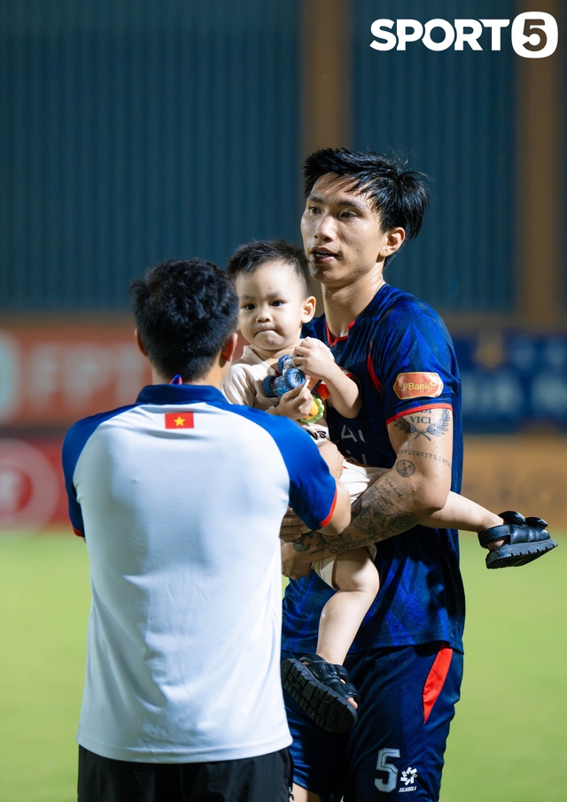 Văn Hậu đưa con trai xuống s&acirc;n b&oacute;ng chơi đ&ugrave;a, Do&atilde;n Hải My kh&ocirc;ng giống như mọi lần - Ảnh 9.