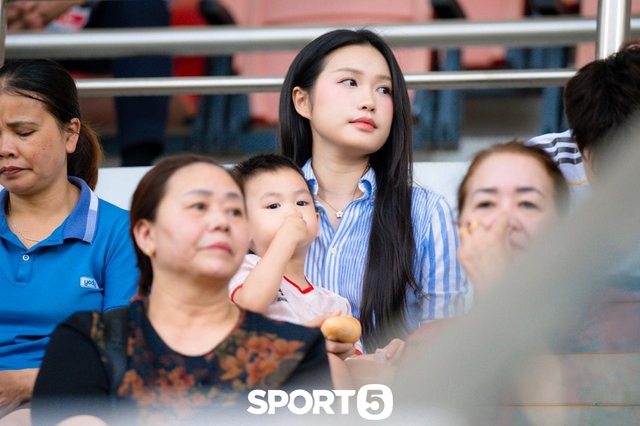 Văn Hậu đưa con trai xuống s&acirc;n b&oacute;ng chơi đ&ugrave;a, Do&atilde;n Hải My kh&ocirc;ng giống như mọi lần - Ảnh 1.