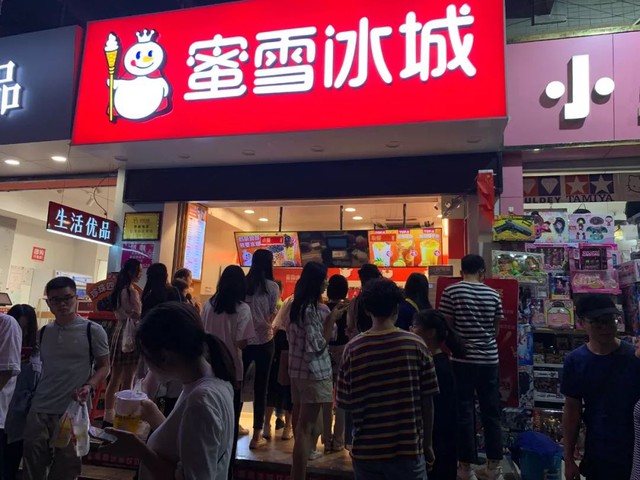 1km chục tiệm trà sữa: Bán đắt thì khách chê, bán rẻ thì mình khóc- Ảnh 3. 1km chục tiệm trà sữa: Bán đắt thì khách chê, bán rẻ thì mình khóc- Ảnh 3.