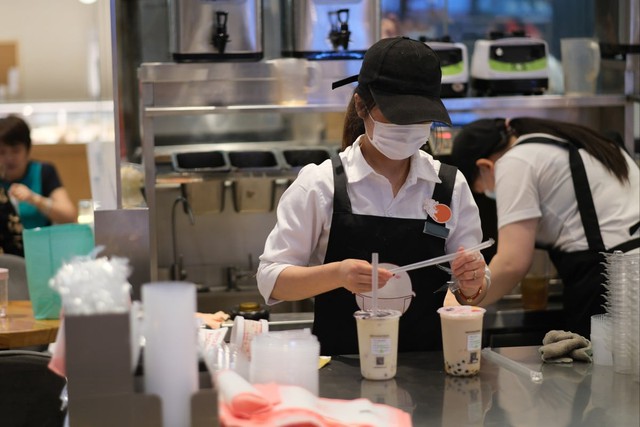 1km chục tiệm trà sữa: Bán đắt thì khách chê, bán rẻ thì mình khóc- Ảnh 1. 1km chục tiệm trà sữa: Bán đắt thì khách chê, bán rẻ thì mình khóc- Ảnh 1.