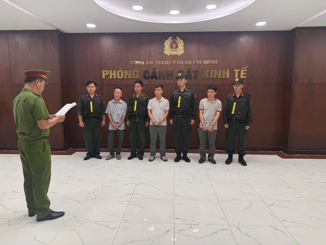 Đột k&iacute;ch &ldquo;xưởng&rdquo; thuốc giả khủng ở TP.HCM: Thu giữ 790kg vi&ecirc;n n&eacute;n, 4.000 hộp thuốc d&aacute;n "m&aacute;c" ngoại - Ảnh 1.