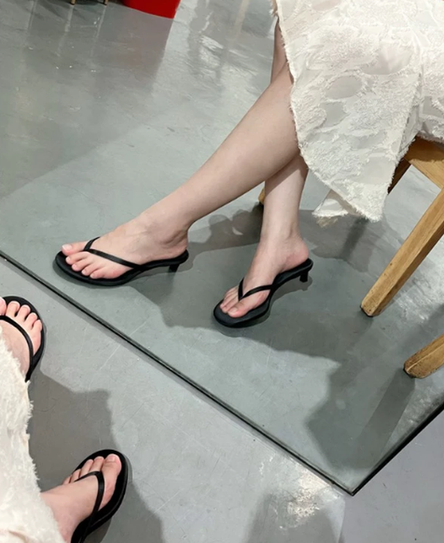 Guốc xỏ ng&oacute;n khuấy đảo h&egrave; 2026: M&oacute;n đồ từng bị ch&ecirc; kh&oacute; ngấm bỗng "c&agrave;n qu&eacute;t" tủ đồ của hội mặc đẹp to&agrave;n cầu - Ảnh 17.