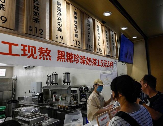 1km chục tiệm trà sữa: Bán đắt thì khách chê, bán rẻ thì mình khóc- Ảnh 2. 1km chục tiệm trà sữa: Bán đắt thì khách chê, bán rẻ thì mình khóc- Ảnh 2.