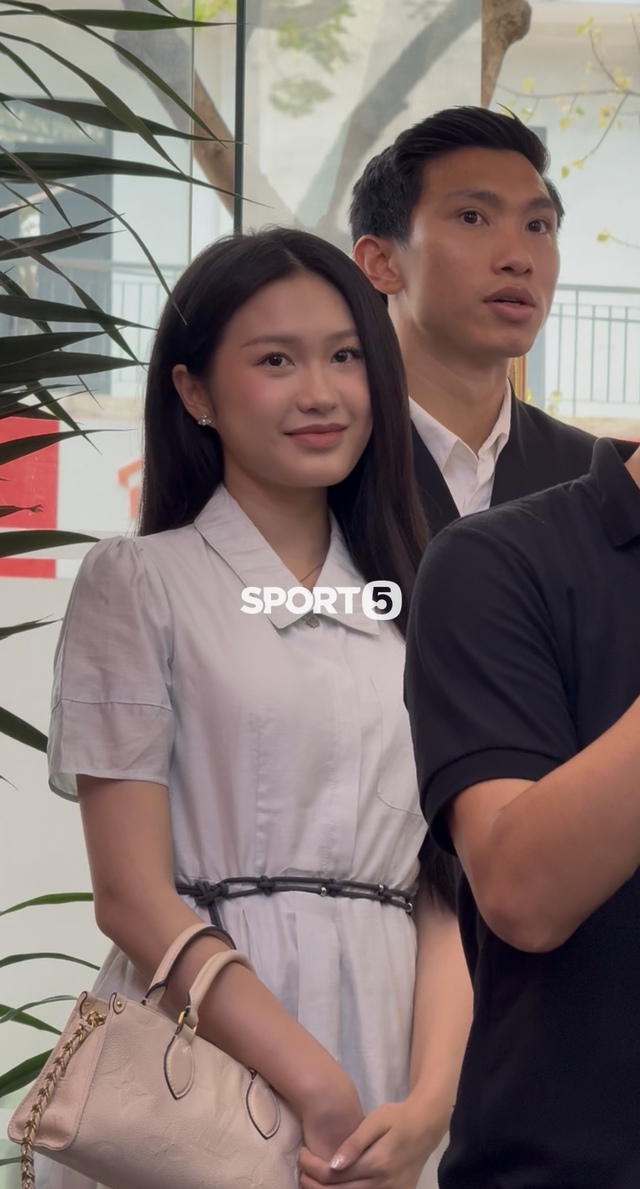 Văn Hậu l&aacute;i Porsche đưa Do&atilde;n Hải My c&ugrave;ng đi gia hạn hợp đồng với CLB CAHN, n&agrave;ng WAG qua "cam thường" vẫn xinh - Ảnh 5.