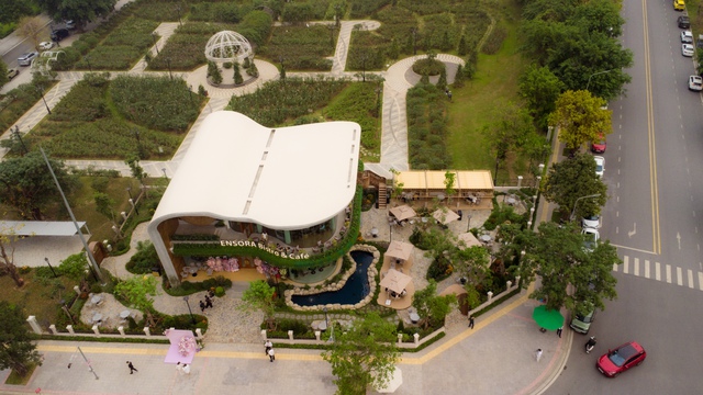 Qu&aacute;n cafe khủng ngay trong khu&ocirc;n vi&ecirc;n trường đại học đẹp nhất Việt Nam: Giao diện "tr&acirc;m anh thế phiệt", gi&aacute; cả c&oacute; đắt đỏ như lời đồn? - Ảnh 16.