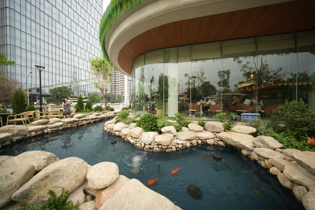 Qu&aacute;n cafe khủng ngay trong khu&ocirc;n vi&ecirc;n trường đại học đẹp nhất Việt Nam: Giao diện "tr&acirc;m anh thế phiệt", gi&aacute; cả c&oacute; đắt đỏ như lời đồn? - Ảnh 4.