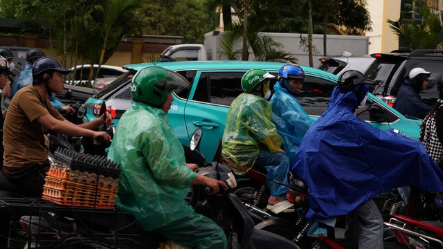 Cảnh tượng hiếm thấy ở H&agrave; Nội l&uacute;c 9h s&aacute;ng - Ảnh 12.